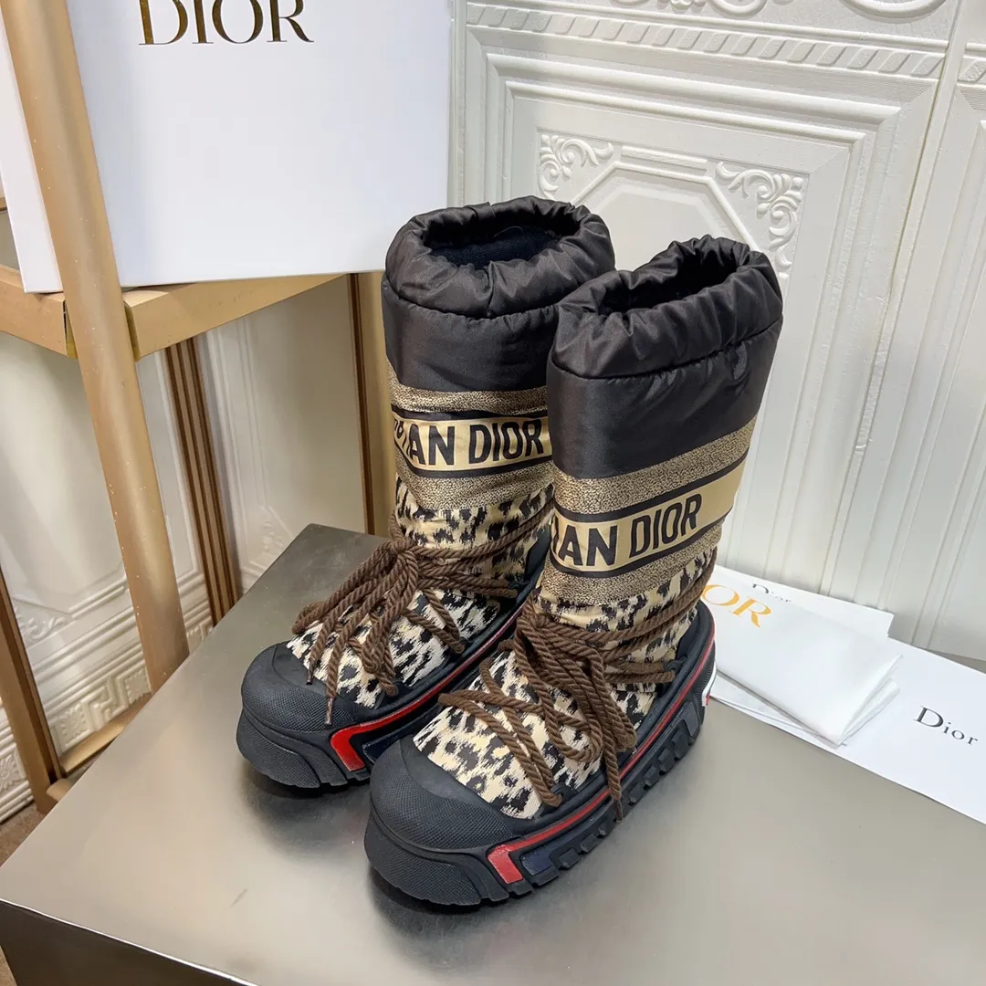 Men's shoes p600! The highest version on the market, Dior Dior's king style snow boots, ski boots, fat and cute, so cute →_→ from the DiorAlps limited series, unique. Shiny nylon Oblique print upper with criss-cross straps for an ideal fit. The technical fabric of the boot shaft, short-cut version, can be worn in the city or in the mountains. It makes the calf slimmer and taller, warm and concave. The boot shaft and sole are made of original waterproof padded lining. The embroidered fabric is original star ⭐ rubber non-slip thick sole and multi-module combination outsole. The size is 35-40. 41Customized